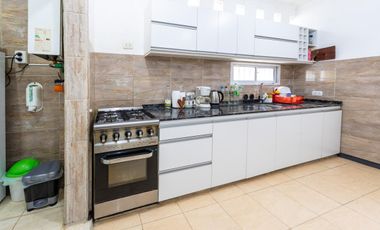 EN VENTA CASA TRES DORMITORIOS CON JARDIN Y COCHERA. CENTRO, GRANADERO BAIGORRIA.