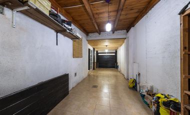 EN VENTA CASA TRES DORMITORIOS CON JARDIN Y COCHERA. CENTRO, GRANADERO BAIGORRIA.