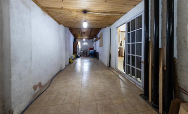 EN VENTA CASA TRES DORMITORIOS CON JARDIN Y COCHERA. CENTRO, GRANADERO BAIGORRIA.