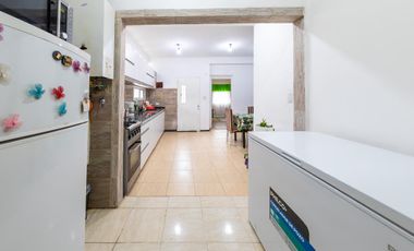 EN VENTA CASA TRES DORMITORIOS CON JARDIN Y COCHERA. CENTRO, GRANADERO BAIGORRIA.