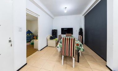 EN VENTA CASA TRES DORMITORIOS CON JARDIN Y COCHERA. CENTRO, GRANADERO BAIGORRIA.