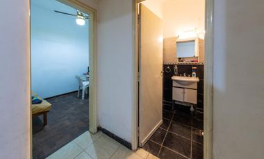 EN VENTA CASA TRES DORMITORIOS CON JARDIN Y COCHERA. CENTRO, GRANADERO BAIGORRIA.