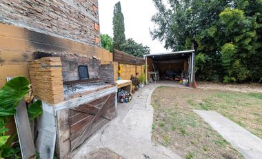 EN VENTA CASA TRES DORMITORIOS CON JARDIN Y COCHERA. CENTRO, GRANADERO BAIGORRIA.