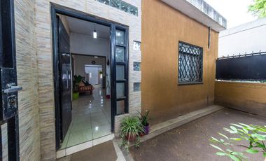 EN VENTA CASA TRES DORMITORIOS CON JARDIN Y COCHERA. CENTRO, GRANADERO BAIGORRIA.