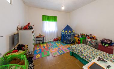 EN VENTA CASA TRES DORMITORIOS CON JARDIN Y COCHERA. CENTRO, GRANADERO BAIGORRIA.