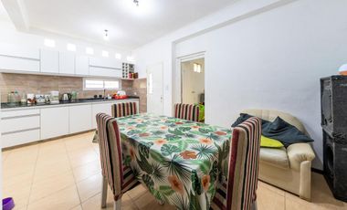 EN VENTA CASA TRES DORMITORIOS CON JARDIN Y COCHERA. CENTRO, GRANADERO BAIGORRIA.