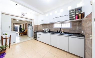 EN VENTA CASA TRES DORMITORIOS CON JARDIN Y COCHERA. CENTRO, GRANADERO BAIGORRIA.