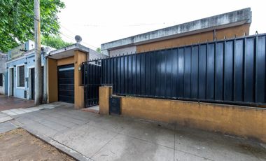 EN VENTA CASA TRES DORMITORIOS CON JARDIN Y COCHERA. CENTRO, GRANADERO BAIGORRIA.