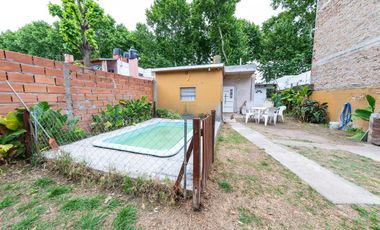 EN VENTA CASA TRES DORMITORIOS CON JARDIN Y COCHERA. CENTRO, GRANADERO BAIGORRIA.