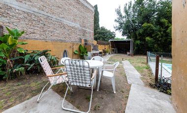 EN VENTA CASA TRES DORMITORIOS CON JARDIN Y COCHERA. CENTRO, GRANADERO BAIGORRIA.