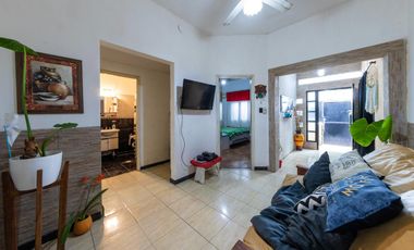 EN VENTA CASA TRES DORMITORIOS CON JARDIN Y COCHERA. CENTRO, GRANADERO BAIGORRIA.