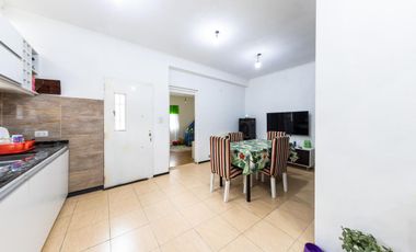 EN VENTA CASA TRES DORMITORIOS CON JARDIN Y COCHERA. CENTRO, GRANADERO BAIGORRIA.