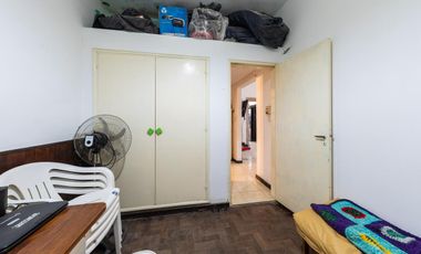 EN VENTA CASA TRES DORMITORIOS CON JARDIN Y COCHERA. CENTRO, GRANADERO BAIGORRIA.