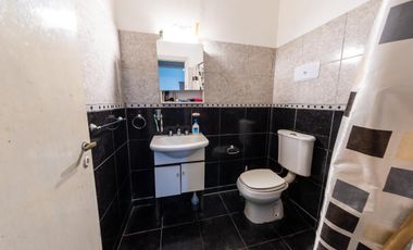 EN VENTA CASA TRES DORMITORIOS CON JARDIN Y COCHERA. CENTRO, GRANADERO BAIGORRIA.