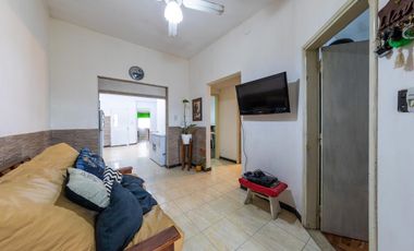 EN VENTA CASA TRES DORMITORIOS CON JARDIN Y COCHERA. CENTRO, GRANADERO BAIGORRIA.