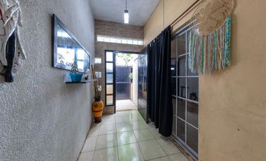 EN VENTA CASA TRES DORMITORIOS CON JARDIN Y COCHERA. CENTRO, GRANADERO BAIGORRIA.