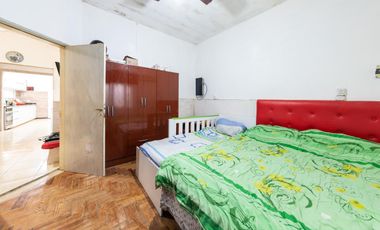 EN VENTA CASA TRES DORMITORIOS CON JARDIN Y COCHERA. CENTRO, GRANADERO BAIGORRIA.