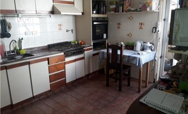 Chalet 4 ambientes. Patio. Quincho. Zona Chauvin.