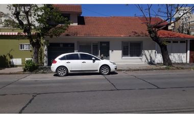 Chalet 4 ambientes. Patio. Quincho. Zona Chauvin.