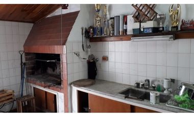 Chalet 4 ambientes. Patio. Quincho. Zona Chauvin.