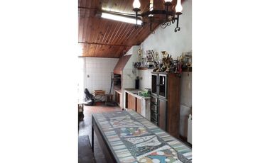 Chalet 4 ambientes. Patio. Quincho. Zona Chauvin.