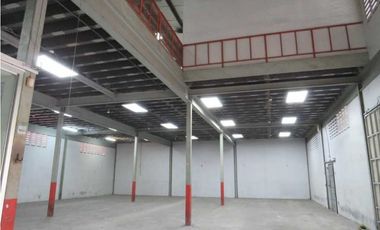 VENTA O ALQUILER DE OFIGALERA CON OFICINAS EN PARQUE LEFEVRE