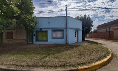 Casa -mas departamento y local en Salvador Maria, partido de Lobos