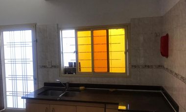 EXCELENTE PH DE TRES AMBIENTES BUENA UBICACION A TRES CUADRAS DE ESTACION FERROVIARIA DE SANTOS LUGARES
