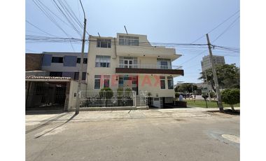 Venta Casa 3 Pisos Frente A Parque De Los Músicos Urb. Primavera