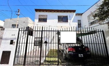 Venta casa de tres dormitorios con patio, parrillero y terraza. Rosario, Sarmiento