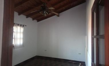 HERMOSO CHALET EN VENTA, 1 DORMITORIO Y AMPLIO LOTE AL FRENTE, BOSTON 500 -TEMPERLEY-