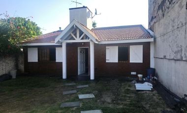 HERMOSO CHALET EN VENTA, 1 DORMITORIO Y AMPLIO LOTE AL FRENTE, BOSTON 500 -TEMPERLEY-
