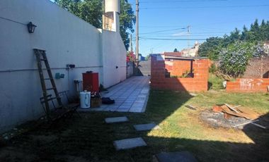 HERMOSO CHALET EN VENTA, 1 DORMITORIO Y AMPLIO LOTE AL FRENTE, BOSTON 500 -TEMPERLEY-