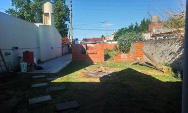HERMOSO CHALET EN VENTA, 1 DORMITORIO Y AMPLIO LOTE AL FRENTE, BOSTON 500 -TEMPERLEY-