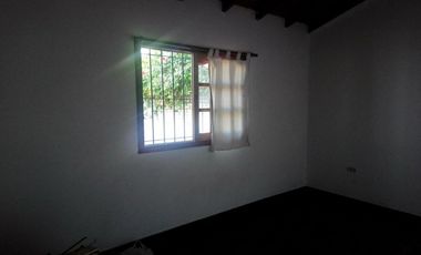 HERMOSO CHALET EN VENTA, 1 DORMITORIO Y AMPLIO LOTE AL FRENTE, BOSTON 500 -TEMPERLEY-