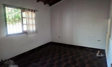 HERMOSO CHALET EN VENTA, 1 DORMITORIO Y AMPLIO LOTE AL FRENTE, BOSTON 500 -TEMPERLEY-