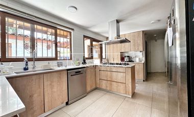 Casa en venta de 6 dorm. en Lo Barnechea