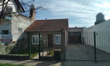 Casa de 3 ambientes en lote propio.