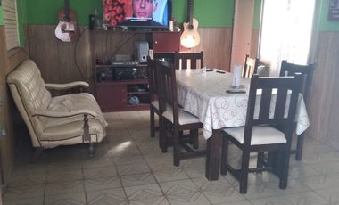 Casa de 3 ambientes en lote propio.