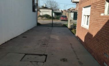 Casa de 3 ambientes en lote propio.