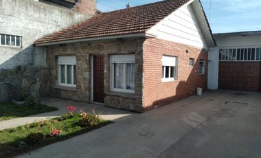 Casa de 3 ambientes en lote propio.
