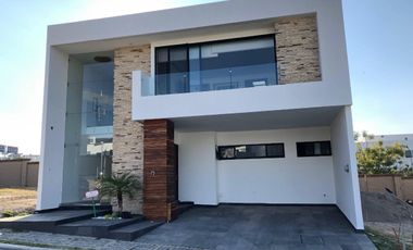 Casa en venta en Lomas de Agelópolis II, Zona Azul!
