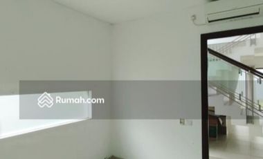 Rumah dengan pohon rimbun di Vermont Parkland, BSD City