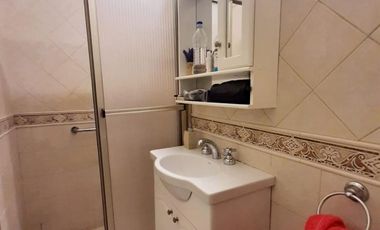 Excelente departamento semipiso de 3 dorm. + Cochera en Av Colon al 600.