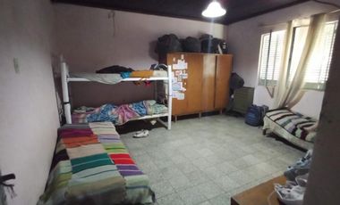 CASA EMPLAZADA SOBRE GRAN LOTE DE 25 X 50 MTS. VILLA IRIS, PUAN.