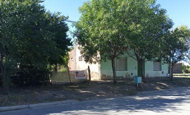 CASA EMPLAZADA SOBRE GRAN LOTE DE 25 X 50 MTS. VILLA IRIS, PUAN.