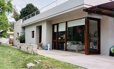 Casa moderna sobre amplio lote Bosque Peralta Ramos