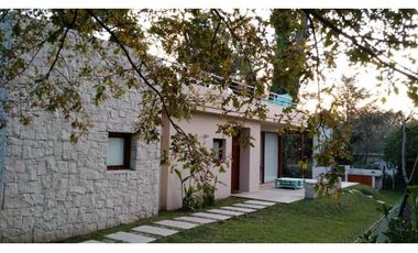 Casa moderna sobre amplio lote Bosque Peralta Ramos