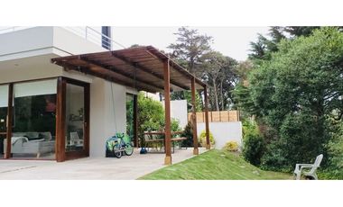 Casa moderna sobre amplio lote Bosque Peralta Ramos
