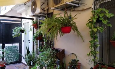 RETASADO!!Departamento 2 amb. en planta baja con cochera o patio propio